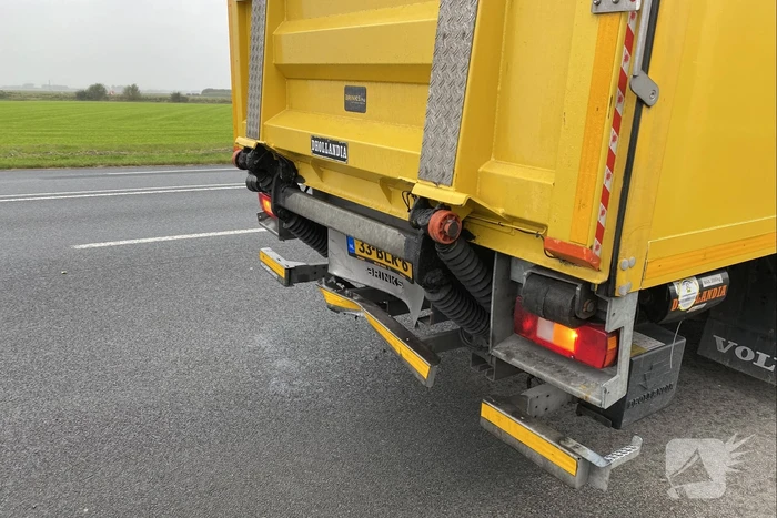 Auto raakt na botsing van de weg en belandt op de kop in weiland
