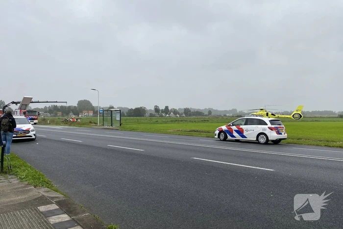 Auto raakt na botsing van de weg en belandt op de kop in weiland