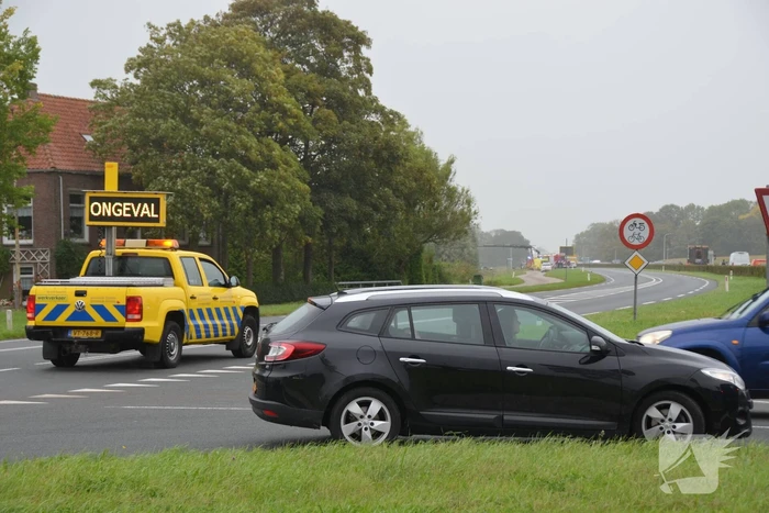 Auto raakt na botsing van de weg en belandt op de kop in weiland