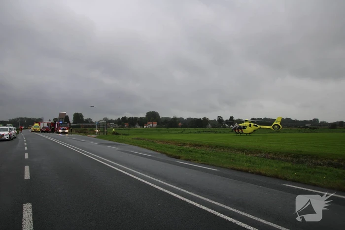 Auto raakt na botsing van de weg en belandt op de kop in weiland
