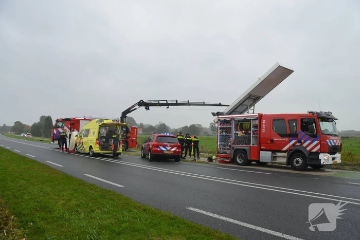 Auto raakt na botsing van de weg en belandt op de kop in weiland