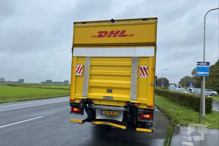Auto raakt na botsing van de weg en belandt op de kop in weiland