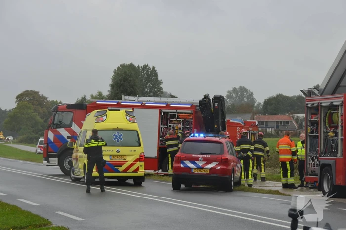 Auto raakt na botsing van de weg en belandt op de kop in weiland