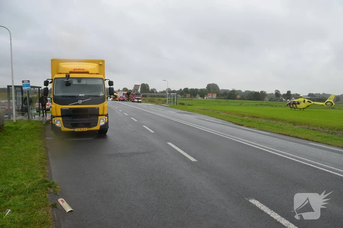 Auto raakt na botsing van de weg en belandt op de kop in weiland