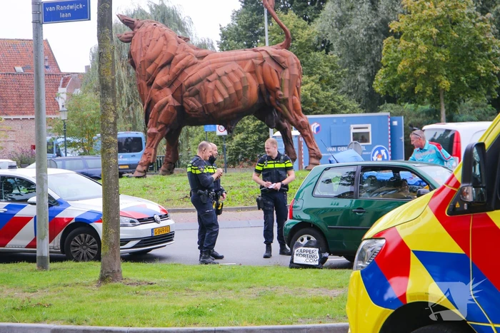 Ongeval op rotonde trekt veel bekijks