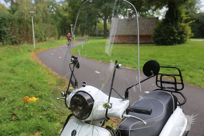 Scooterrijder gaat onderuit op fietspad