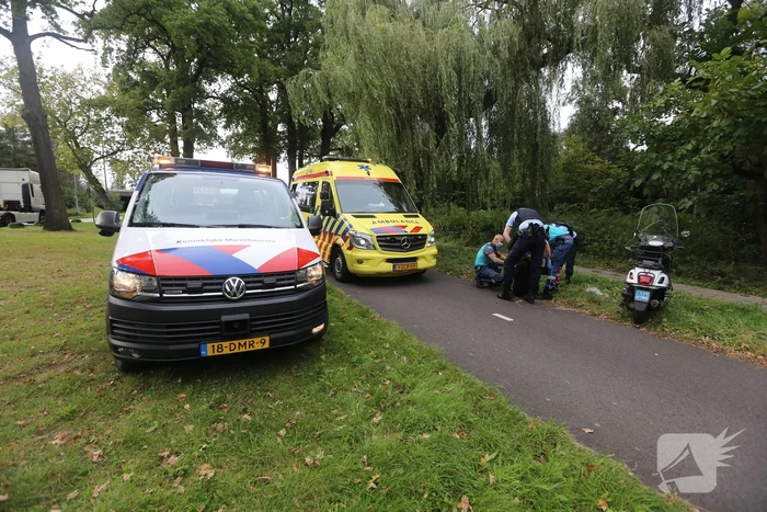 Scooterrijder gaat onderuit op fietspad