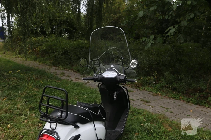 Scooterrijder gaat onderuit op fietspad