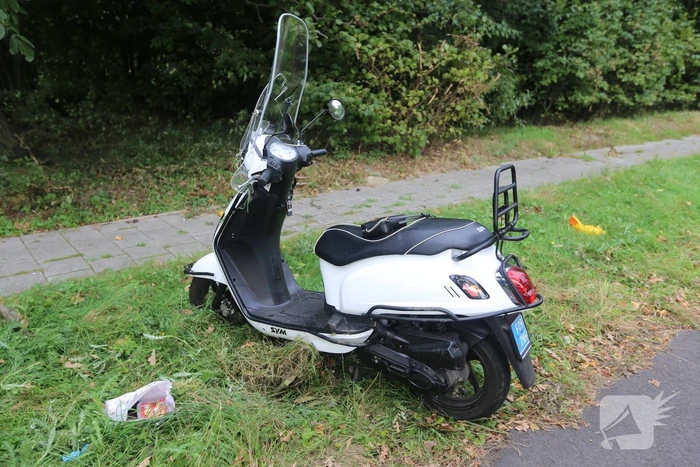 Scooterrijder gaat onderuit op fietspad