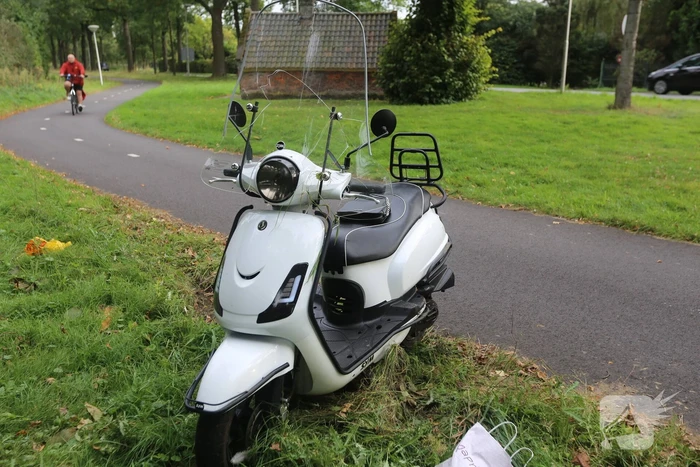 Scooterrijder gaat onderuit op fietspad