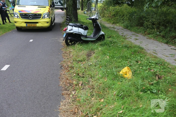 Scooterrijder gaat onderuit op fietspad