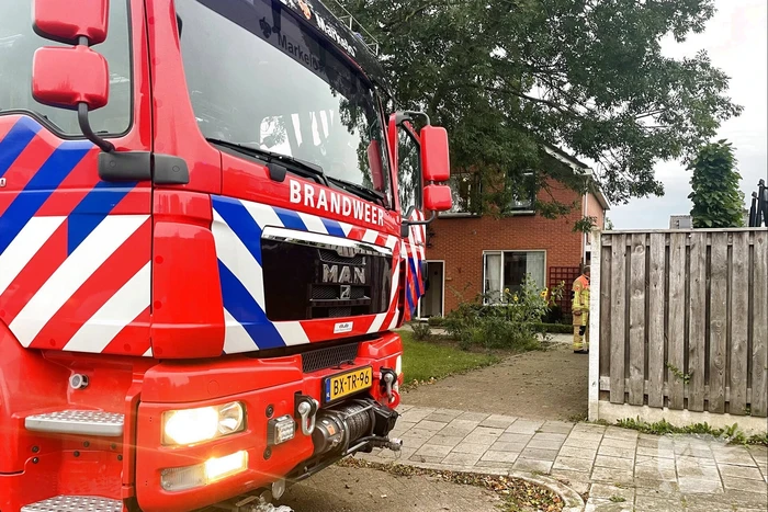 Brandweer blust brand in keuken