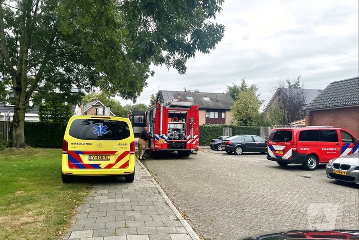 Brandweer blust brand in keuken