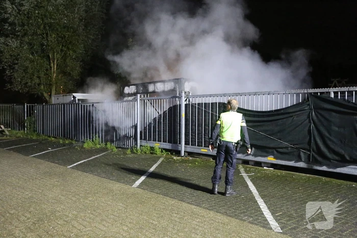 Brandweer blust brand in foodtruck