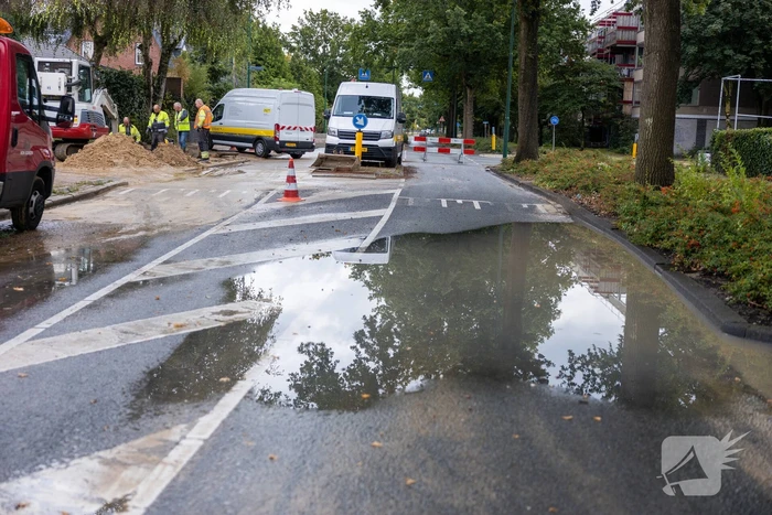 Gesprongen waterleiding zorgt voor verkeershinder
