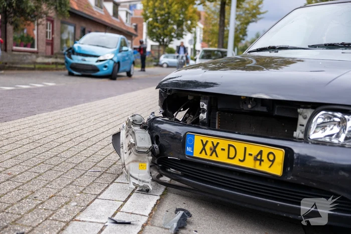 Kind gewond bij aanrijding tussen twee auto's