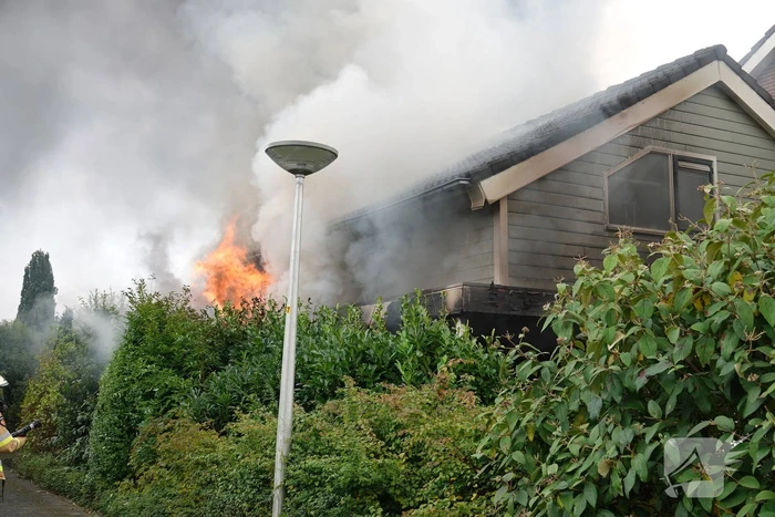 Grote uitslaande schuurbrand naast woning
