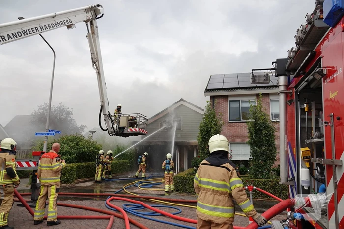Grote uitslaande schuurbrand naast woning