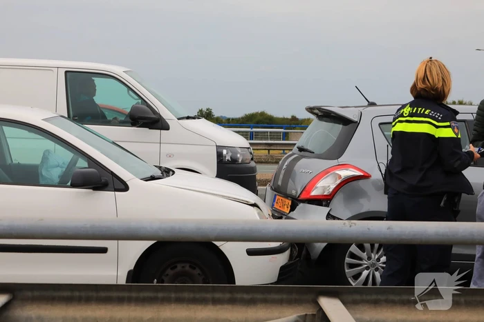 Kop staart aanrijding tussen vijf voertuigen