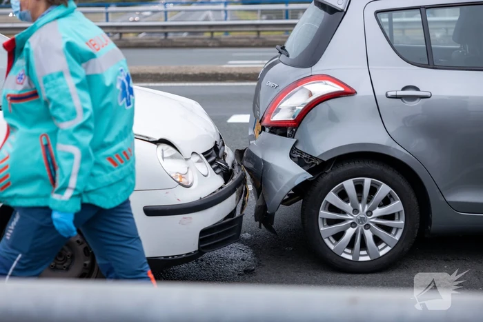 Kop staart aanrijding tussen vijf voertuigen