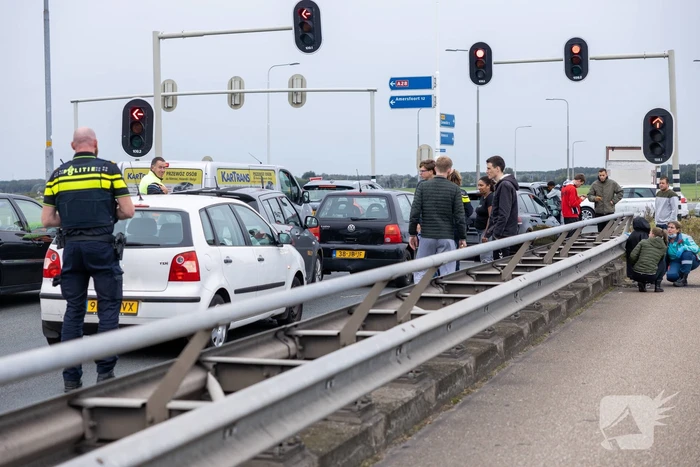 Kop staart aanrijding tussen vijf voertuigen