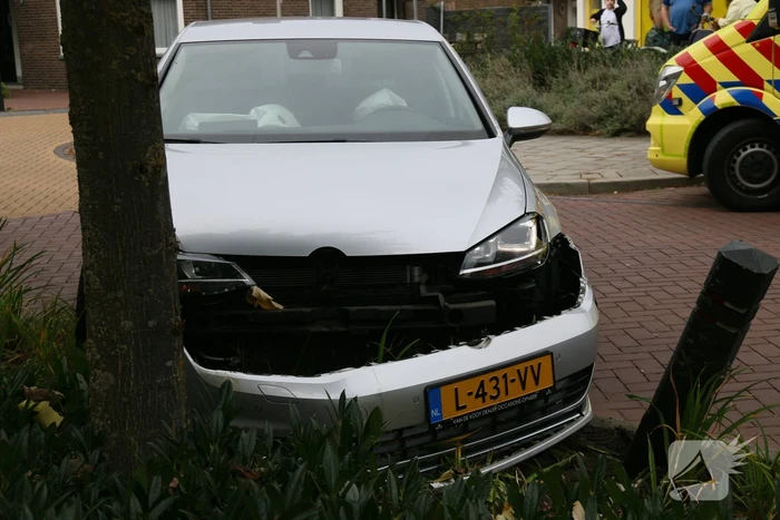 Auto knalt tegen boom aan