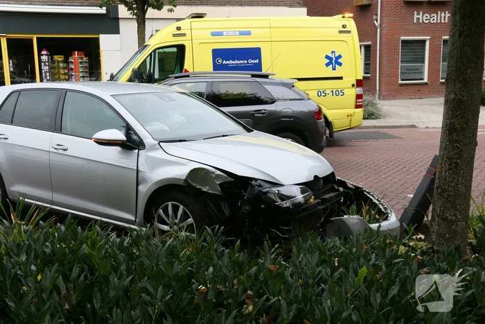 Auto knalt tegen boom aan