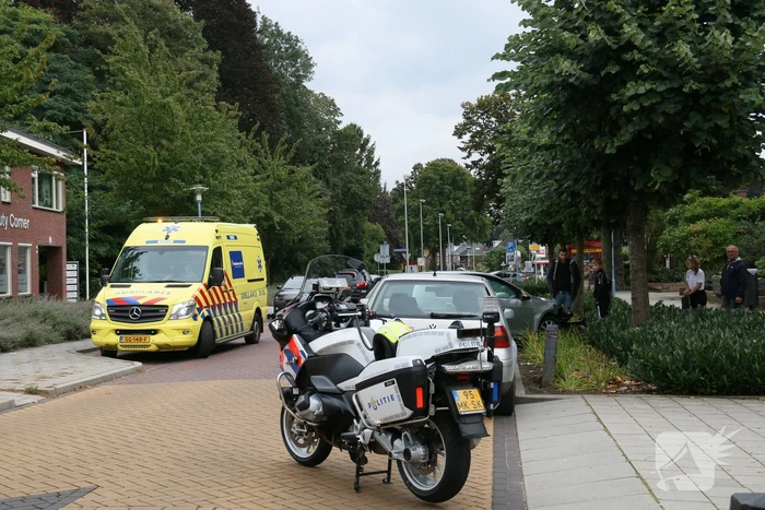 Auto knalt tegen boom aan