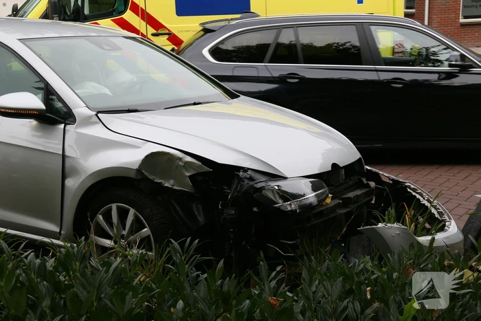 Auto knalt tegen boom aan