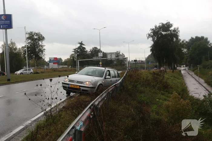 Auto raakt van de weg en belandt tegen vangrail