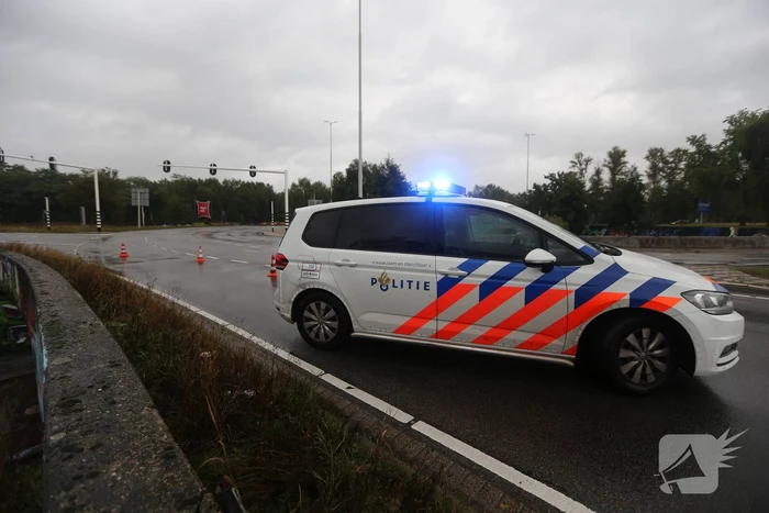Auto raakt van de weg en belandt tegen vangrail