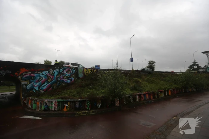 Auto raakt van de weg en belandt tegen vangrail