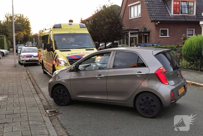 Bezorger gewond bij botsing met auto