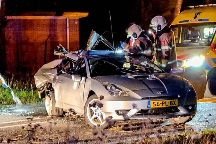 Automobilist gewond bij botsing tegen boom