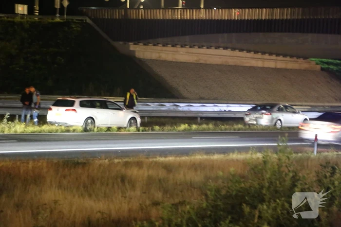 Twee personenauto's botsen op Rijksweg
