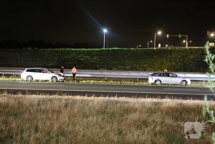 Twee personenauto's botsen op Rijksweg