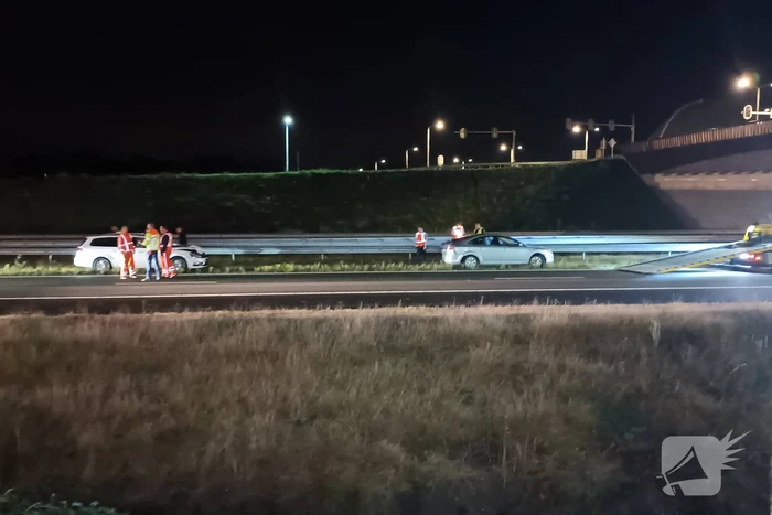 Twee personenauto's botsen op Rijksweg