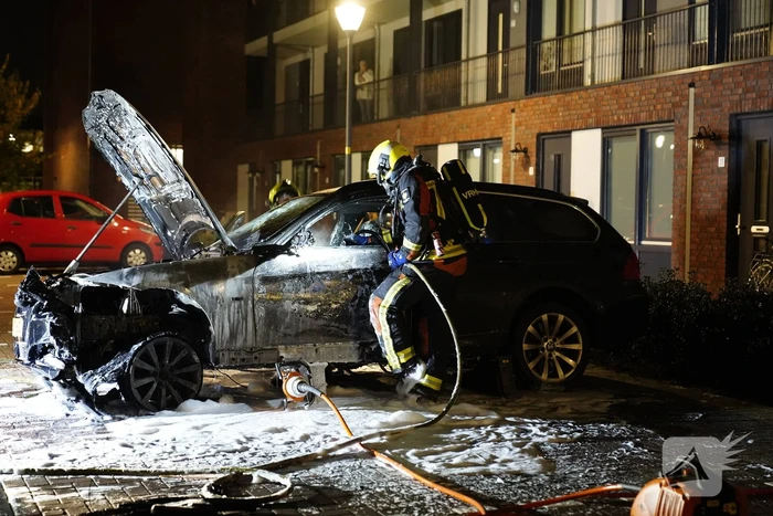 Auto op de parkeerplaats volledig uitgebrand