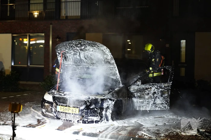 Auto op de parkeerplaats volledig uitgebrand