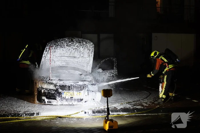 Auto op de parkeerplaats volledig uitgebrand