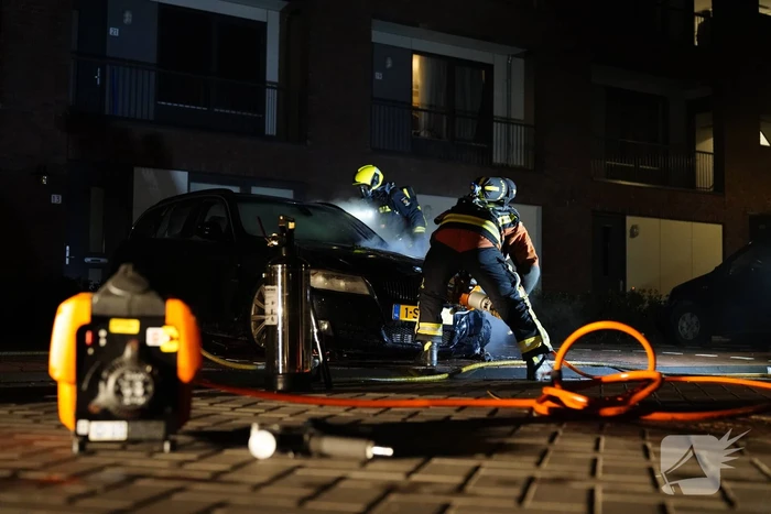 Auto op de parkeerplaats volledig uitgebrand