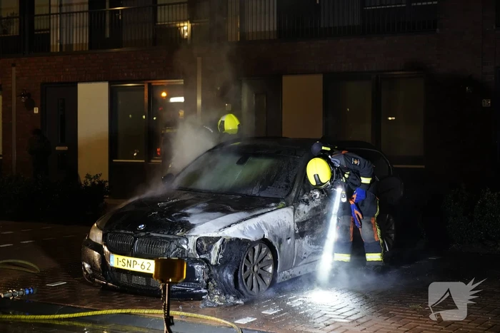 Auto op de parkeerplaats volledig uitgebrand