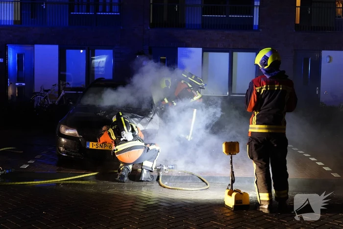 Auto op de parkeerplaats volledig uitgebrand