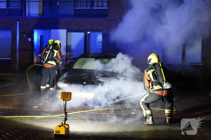 Auto op de parkeerplaats volledig uitgebrand
