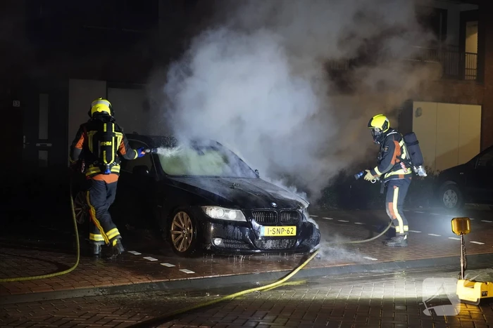 Auto op de parkeerplaats volledig uitgebrand
