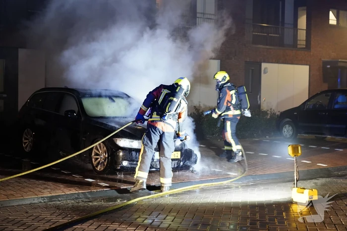 Auto op de parkeerplaats volledig uitgebrand