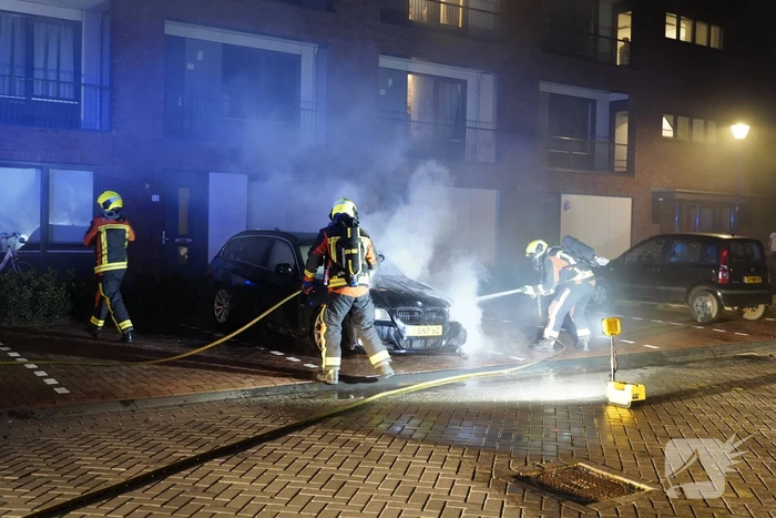 Auto op de parkeerplaats volledig uitgebrand