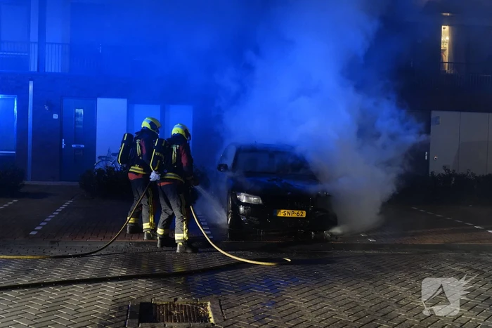 Auto op de parkeerplaats volledig uitgebrand