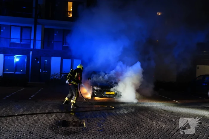 Auto op de parkeerplaats volledig uitgebrand
