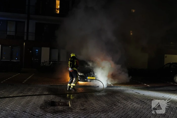 Auto op de parkeerplaats volledig uitgebrand